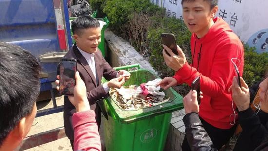  &ldquo;横店马云&rdquo;在摆弄主播递来的口香糖