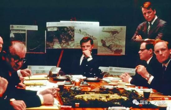 2000年的电影《惊爆十三天》剧照，美国总统约翰·肯尼迪（中坐者）和执委会商讨对策，站立者为罗伯特·肯尼迪 。图GJ