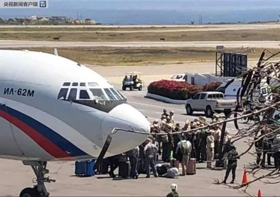 两架俄罗斯飞机抵达委内瑞拉首都加拉加斯，其中一架飞机携带数十吨货物与百名士兵。央视图