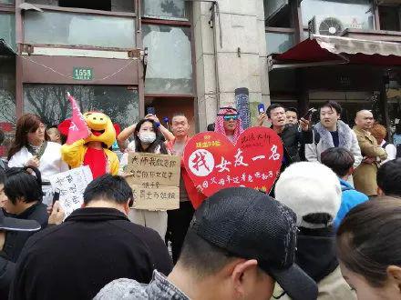  在沈巍住所前&ldquo;作秀&rdquo;的主播