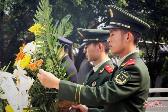 广西钦州武警开展祭扫英烈活动