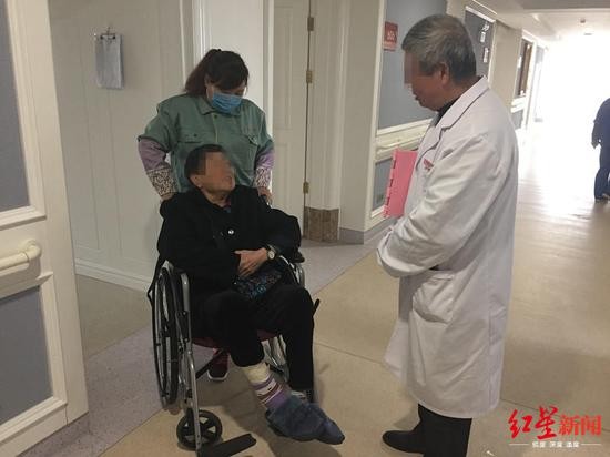 医生与马老太太交谈