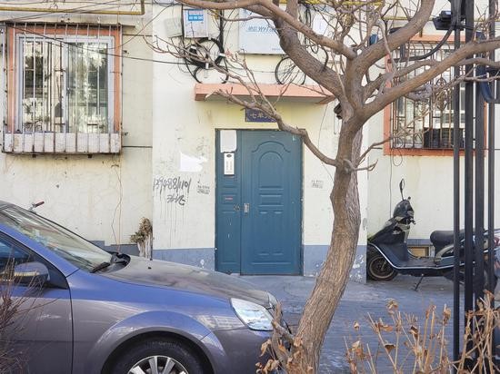 梁群居住的单元楼铁门紧闭,保安说,事发后梁群家再没有亮起灯。新京报记者 张熙廷 摄