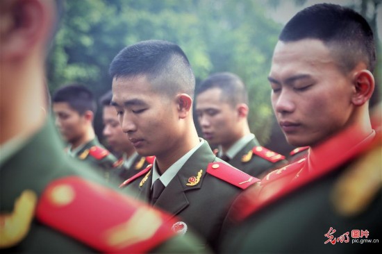 广西钦州武警开展祭扫英烈活动