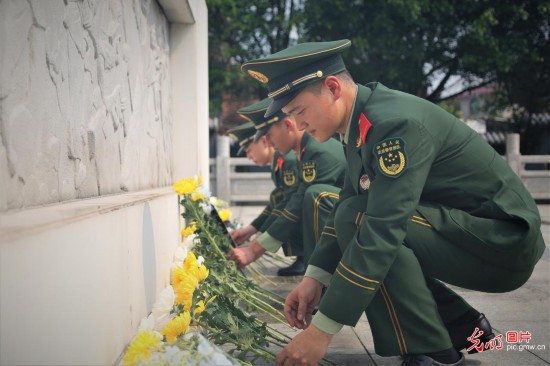 广西钦州武警开展祭扫英烈活动