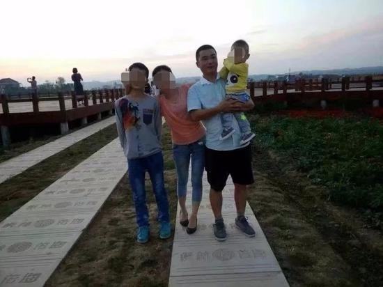  陈宏生前和家人合影