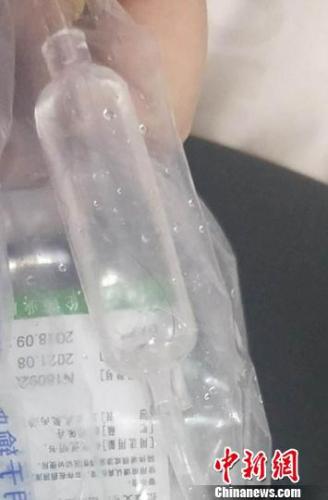发现有疑似毛发的输液器 受访者孙女士供图 摄