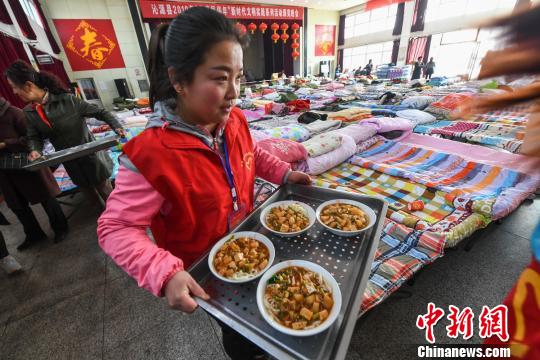 探访山西沁源山火安置点：民众吃上炸酱面不断有人捐物资