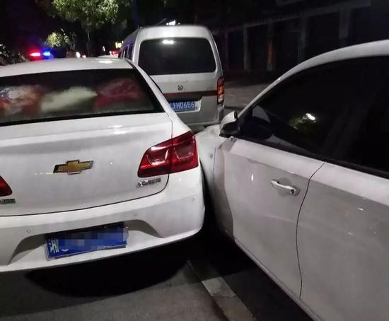  案发现场：陈宏开的白色雪佛兰轿车撞在了路边