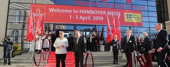 德国总理默克尔与瑞典首相勒文出席汉诺威博览会开幕式(图源:《每日镜报》)