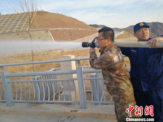 山西沁源山火扑救指挥部昨日试用新型灭火剂