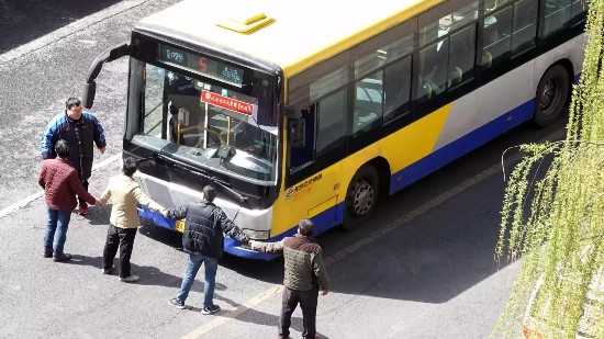 4名男子因劳资纠纷阻拦公交车正常运营，后被北京警方行政拘留。来源：北京警方