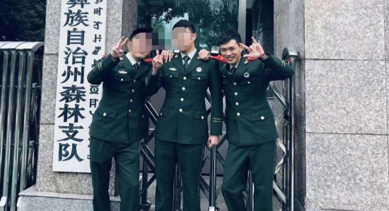 代晋凯（右一）