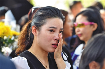 当地部门搭建灵堂祭奠30名牺牲的英雄，群众在灵堂外流下了眼泪。