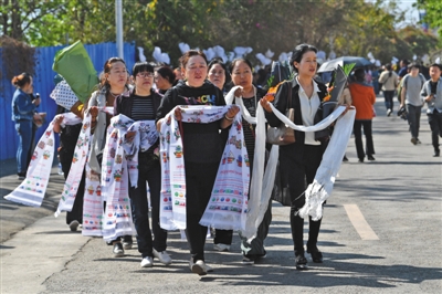 西昌市殡仪馆外，当地的少数民族同胞为英雄们送来哈达。