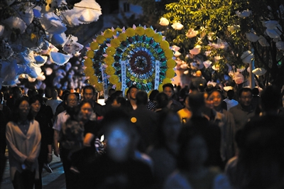 4月2日晚，虽然已经入夜，前来祭奠英雄的当地群众仍然很多。
