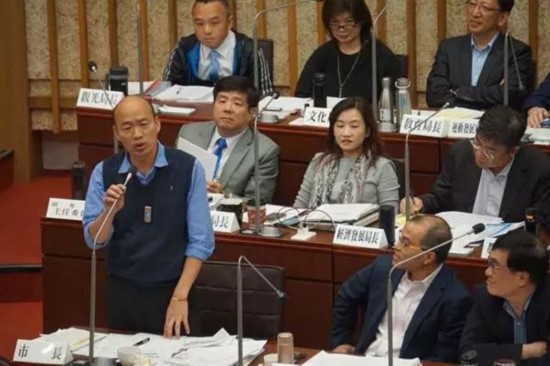 高雄市长韩国瑜（左）表示，拒签不选2020备忘录（MOU）