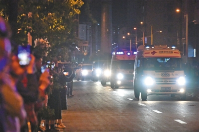 4月2日22时许，运送最后六名遇难扑火人员遗体的车队经过西昌市区。居民自发沿路送别，人们向车队挥手，&ldquo;一路走好！&rdquo;