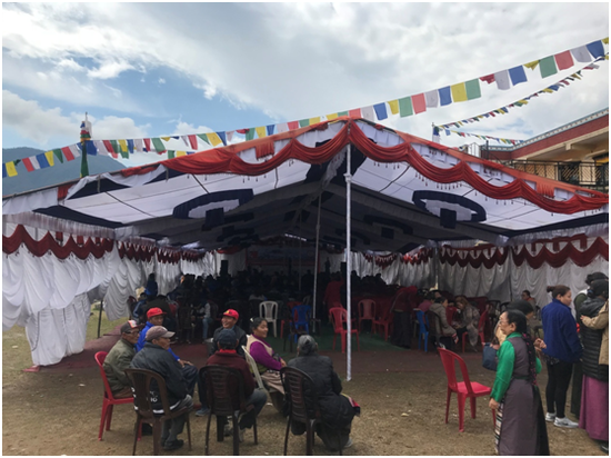记者探访当天，博卡拉&ldquo;大石岭西藏村&rdquo;正在举行庆祝活动 彭泽锋摄