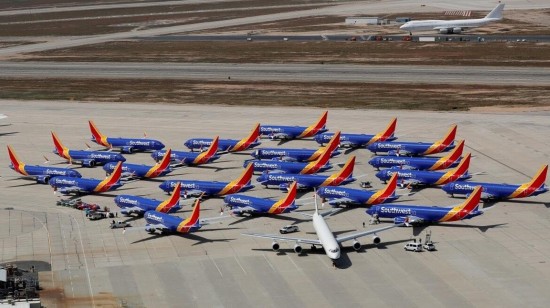 （资料图3月26日美国加利福尼亚州维克多维尔 停飞的波音737 MAX 8 图片来源：路透社）