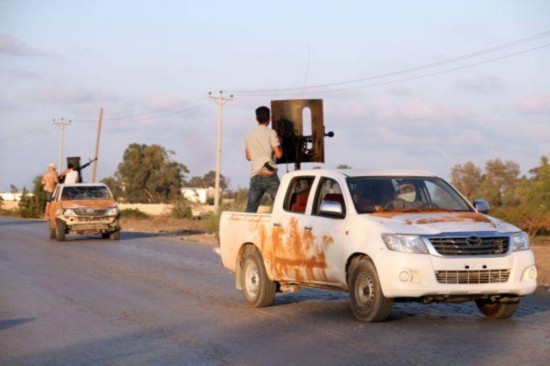  资料图：在利比亚首都的黎波里，支持利比亚民族团结政府的士兵在街道上巡逻。 （新华社）