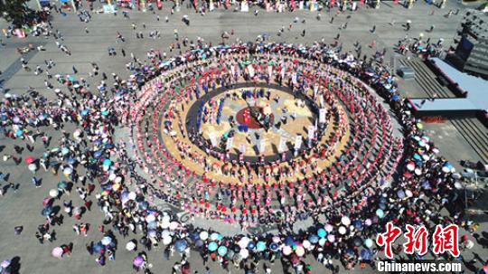 四川兴文苗乡欢度苗族花山节