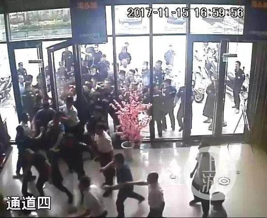▲视频截图显示,售楼部大门一开,双方迅速产生冲突。