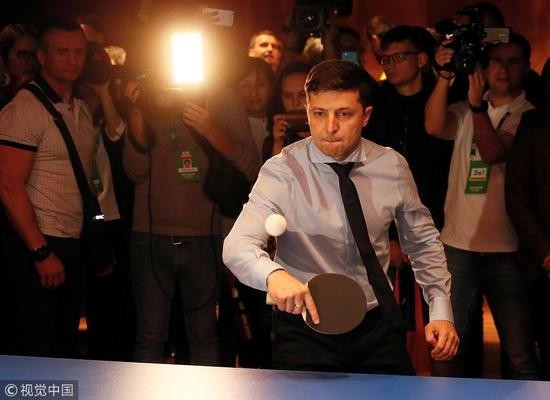 ▲当地时间2019年3月31日，乌克兰基辅，候选人泽连斯基在竞选总部打乒乓球。 图片来源：视觉中国