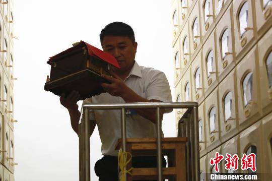 广西柳州殡仪馆骨灰保管班班长：工作21年未回乡扫墓