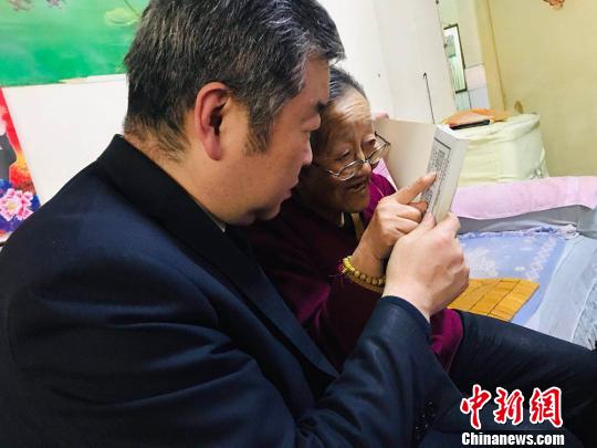 甘肃孝子照料八旬&ldquo;老妈妈&rdquo;十五载：陪伴解生活难题