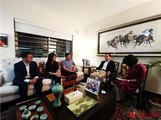 中国驻多米尼加大使张润(右二)在大使官邸接受人民网等媒体采访。
