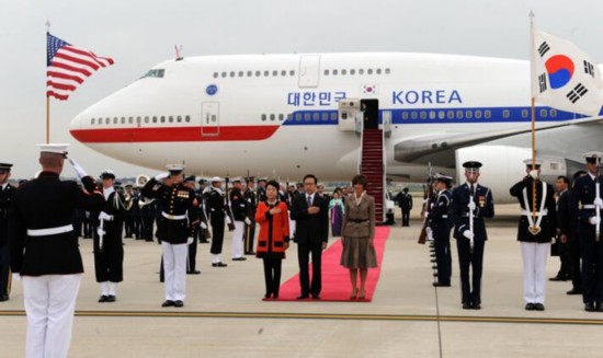  2011年时任韩国总统李明博访美照片（图片来源：韩国《中央日报》） 