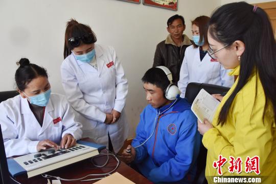 拉萨为听力残障民众免费配发助听器