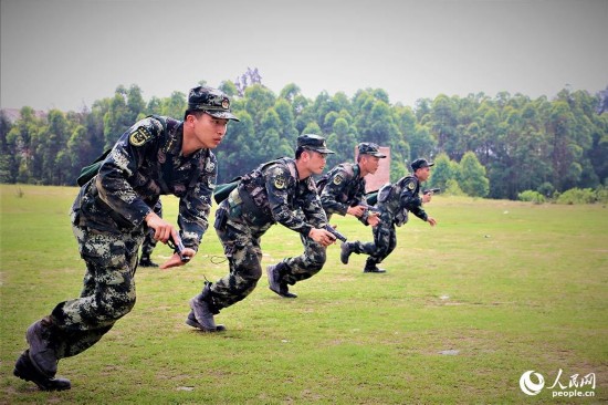 武警北海支队官兵快速向射击地线跃进。