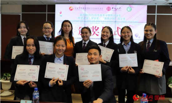 4月12日，蒙古国立23中学获奖学生和教师合影。