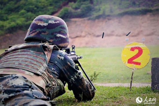 2019年4月9日，武警北海支队官兵在进行轻机枪对集团目标射击考核。