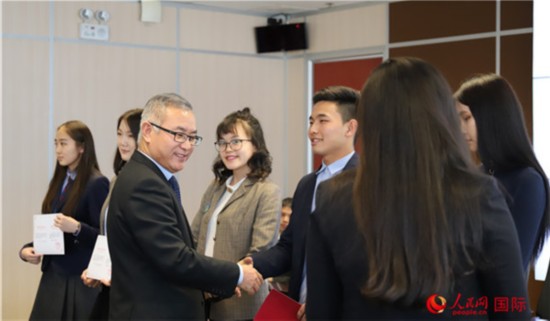 4月12日，中国驻蒙古国大使馆杨庆东公参为获奖学生颁发证书。