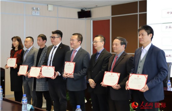 4月12日，中国银行乌兰巴托代表处代兴军（右三）首席代表向赞助单位颁发捐赠证书。