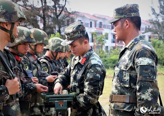 发弹员在给官兵分发射击弹药。