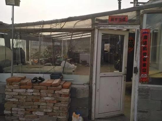   裘国金一家在废墟旁边用彩钢板搭了两间简易房居住