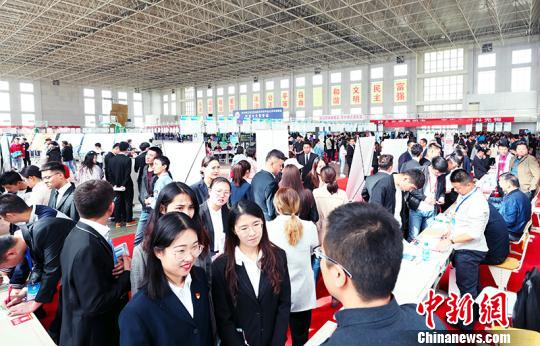 新疆普通高校专场招聘走进南部高校提供就业岗位逾6500个