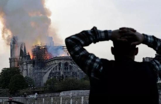 △人们只能眼睁睁看着远处的巴黎圣母院被烧。