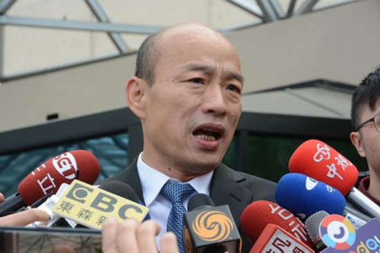 高雄市长韩国瑜当地时间15日在史丹佛大学与师生座谈并发表演讲，图为他从饭店出发前往校园前接受媒体联访。（图片来源：台湾&ldquo;中时电子报&rdquo;）