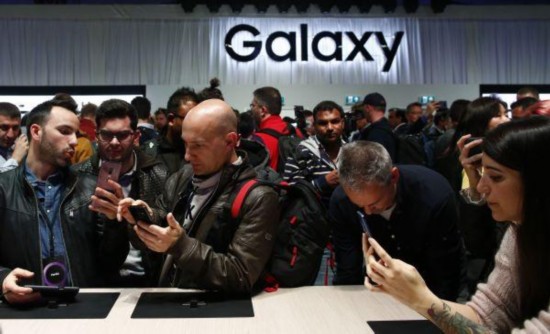 2月25日，在西班牙巴塞罗那，人们体验新款三星盖乐世S9手机。 （新华社）