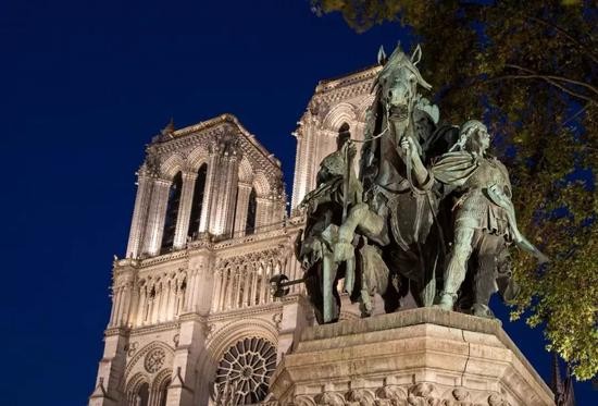 △火灾前巴黎圣母院正门上的雕塑。
