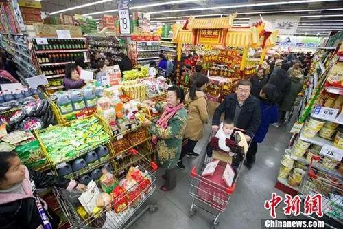  资料图：民众在超市购买生活用品。中新社记者 张云 摄
