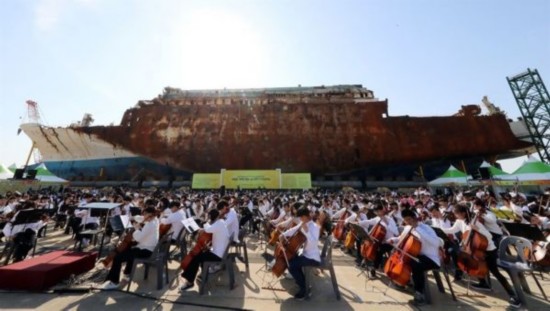 一个少儿乐团日前在停靠“世越”号船体的全罗南道木浦新港演出(《韩国时报》网站)