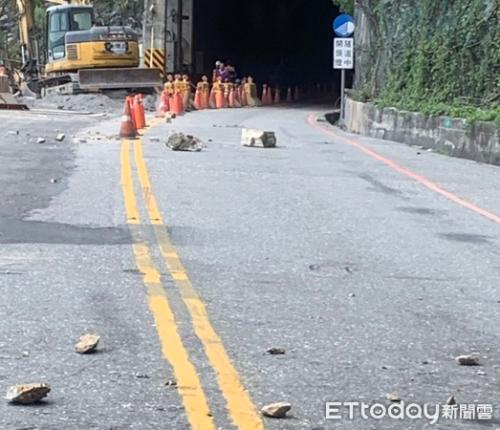 苏花公路上出现零星落石。（图：台湾&ldquo;东森新闻云&rdquo;/记者萧可正 摄）