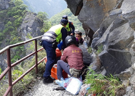  救援人员在太鲁阁公园救助受伤游客（东网）