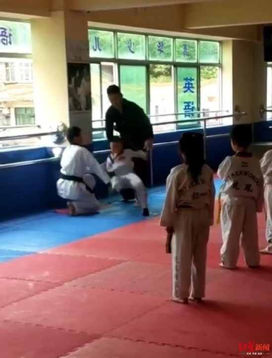  ↑老师摔学生现场。视频截图